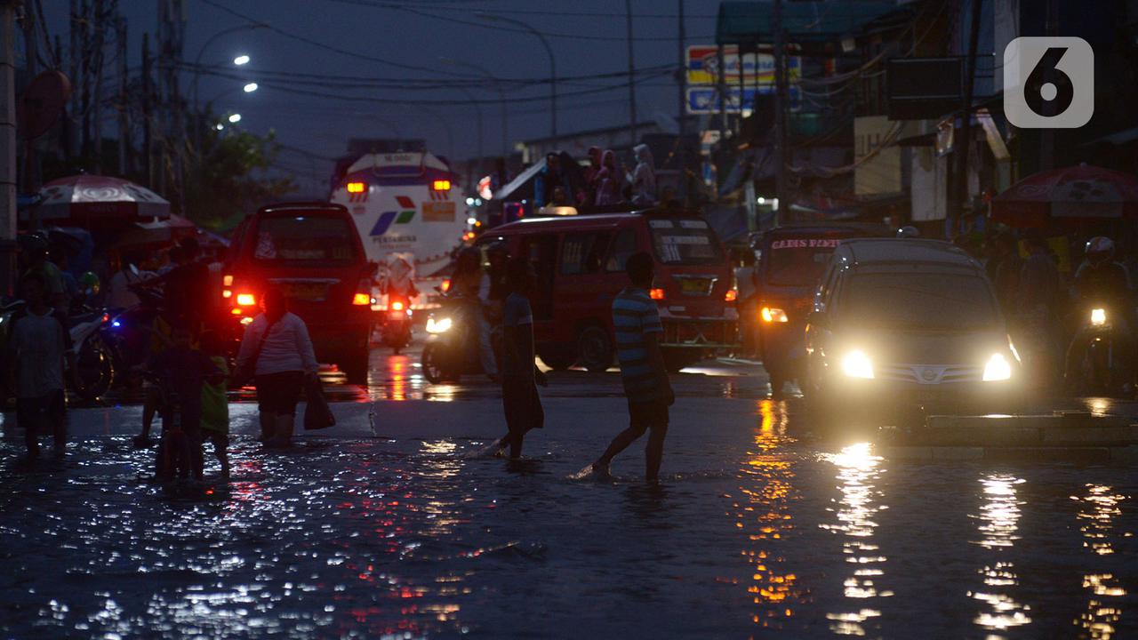 Banjir Rob Masih Genangi Kawasan Muara Baru hingga Malam Hari