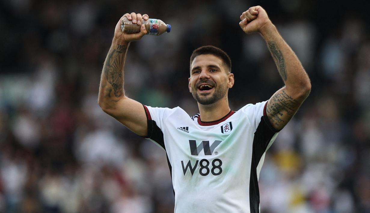 Aleksandar Mitrovic. Striker Serbia berusia 28 tahun yang telah membela Fulham sejak awal musim 2018/2019 ini mampu membawa Fulham promosi ke Premier League musim 2022/2023 setelah tampil tajam dan menjadi top skor di Championship musim lalu dengan mencetak 43 gol. Di Premier League musim ini ia mampu menjaga ketajamannya dengan mencetak 6 gol dalam 8 laga. Sayang, di laga terakhirnya kontra Newcastle United (1/10/2022) ia mengalami cedera dan harus absen dalam beberapa laga ke depan. (AFP/Adrian Dennis)