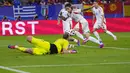 Satu gol Spanyol dicetak karena gol bunuh diri Ricardo Calafiori yang gagal antisipasi umpan tarik Williams. (AP Photo/Manu Fernandez)