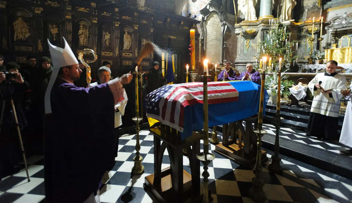 Para pendeta Katolik memimpin upacara perpisahan untuk warga negara Amerika Serikat (AS) Daniel W. Swift di Lviv, Ukraina, 31 Januari 2023. Seorang mantan Navy SEAL AS yang disersi pada 2019 tewas pekan lalu di Ukraina dalam pertempuran dengan tentara Rusia. (AP Photo/Mateusz Nowak)