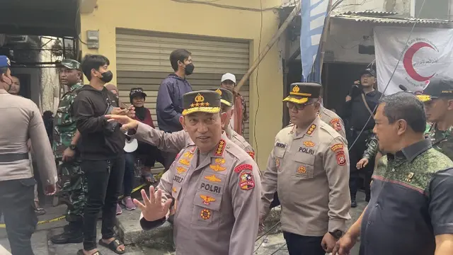 Kapolri Jenderal Listyo Sigit memantau langsung lokasi kebakaran Depo Pertamina Plumpang, Jakarta Utara (Liputan6.com/Muhammad Radityo Priyasmoro)