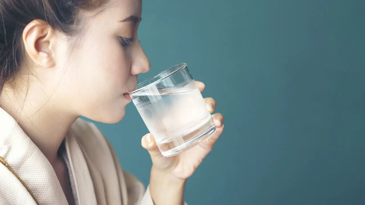 Amankah Minum Air Es Saat Menyusui? (NaruFoto/Shutterstock)