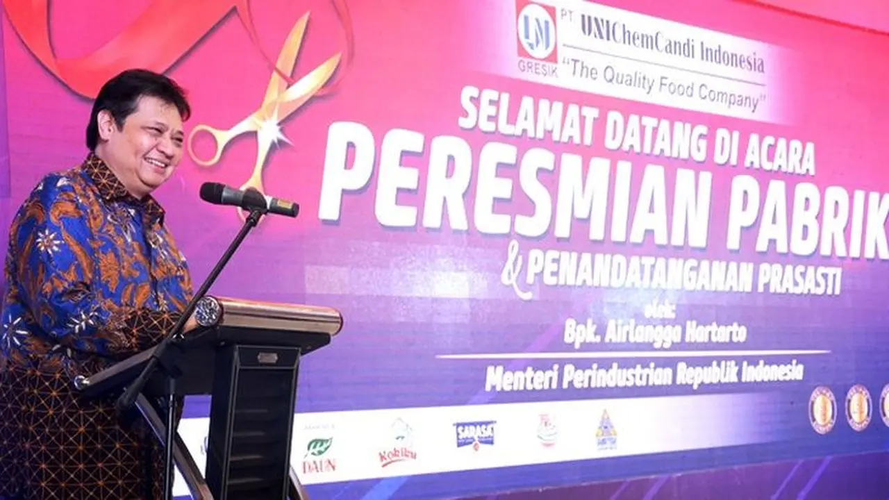 Menteri Perindustrian Airlangga Hartarto memberikan sambutan pada Peresmian Pabrik Pengolahan Garam Industri dan Konsumsi PT. UNIchemCandi Indonesia di Gresik, Jawa Timur.