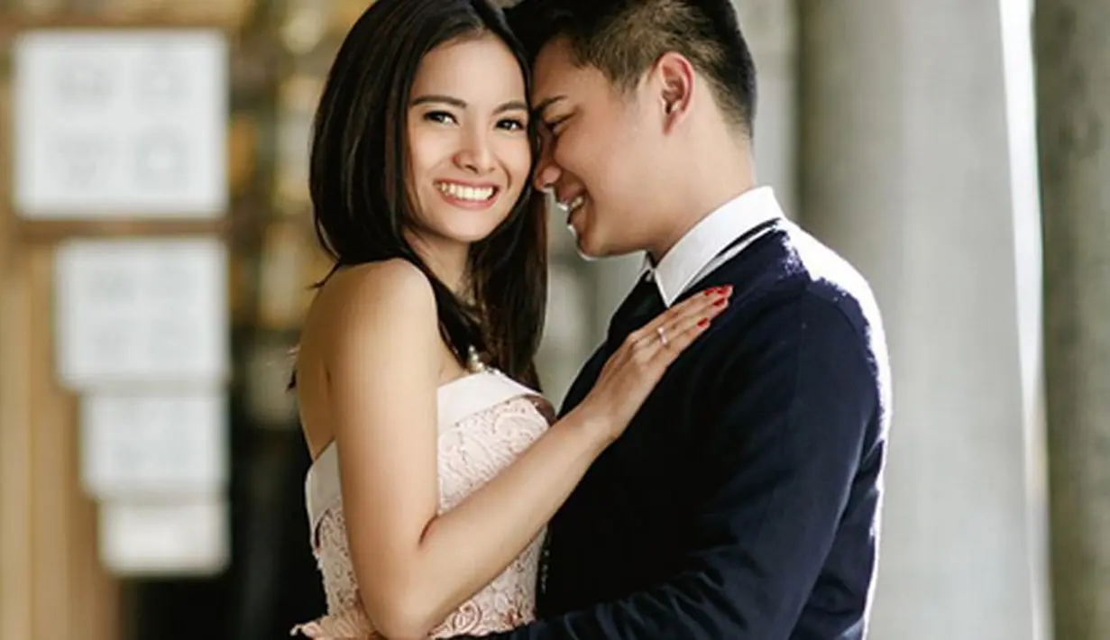 Beberapa foto prewedding Acha Septriasa dan Vicky Kharisma dibagikan dalam akun Instagram keduanya. Dalam salah satu keterangan fotonya Acha akan membagikan foto-foto itu setiap Jumat. (Instagram/the_fotografia)