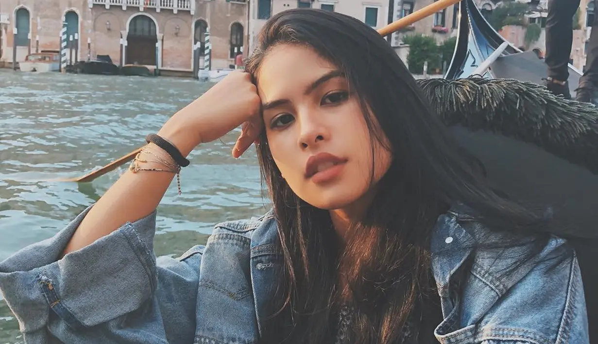 Perempuan berusia 26 tahun gaya penampilannya selalu curi perhatian. Seperti saat tampil kece mengenakan kemeja denim saat berlibur di Venice, Italia. Gaya santai Maudy Ayunda ini berhasil tuai pujian netizen. (Liputan6.com/IG/@maudyayunda)