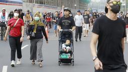 Warga mengisi waktu Minggu pagi saat Car Free Day dengan berolahraga, bersepeda dan mengajak anak-anak untuk menikmati udara pagi Ibu Kota Jakarta. (Bola.com/M Iqbal Ichsan)