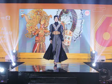 Model membawakan busana rancangan Wignyo saat peragaan busana dalam gelaran Festival 6 2023 di Senayan Park, Jakarta, Minggu (9/7/2023). (Liputan6.com/Faizal Fanani)