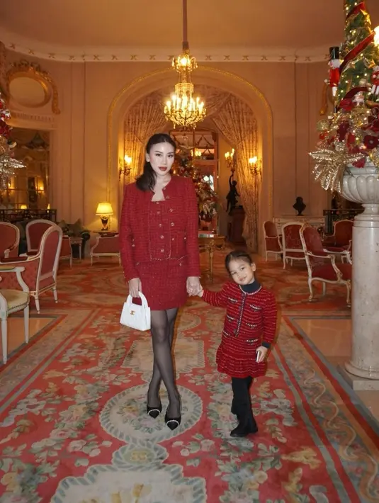 Kezia Toemion dan putrinya cosplay jadi Human Channel dengan all tweed. Keduanya terlihat kompak dengan setelan tweed berwarna merah. [@keziatoemion]