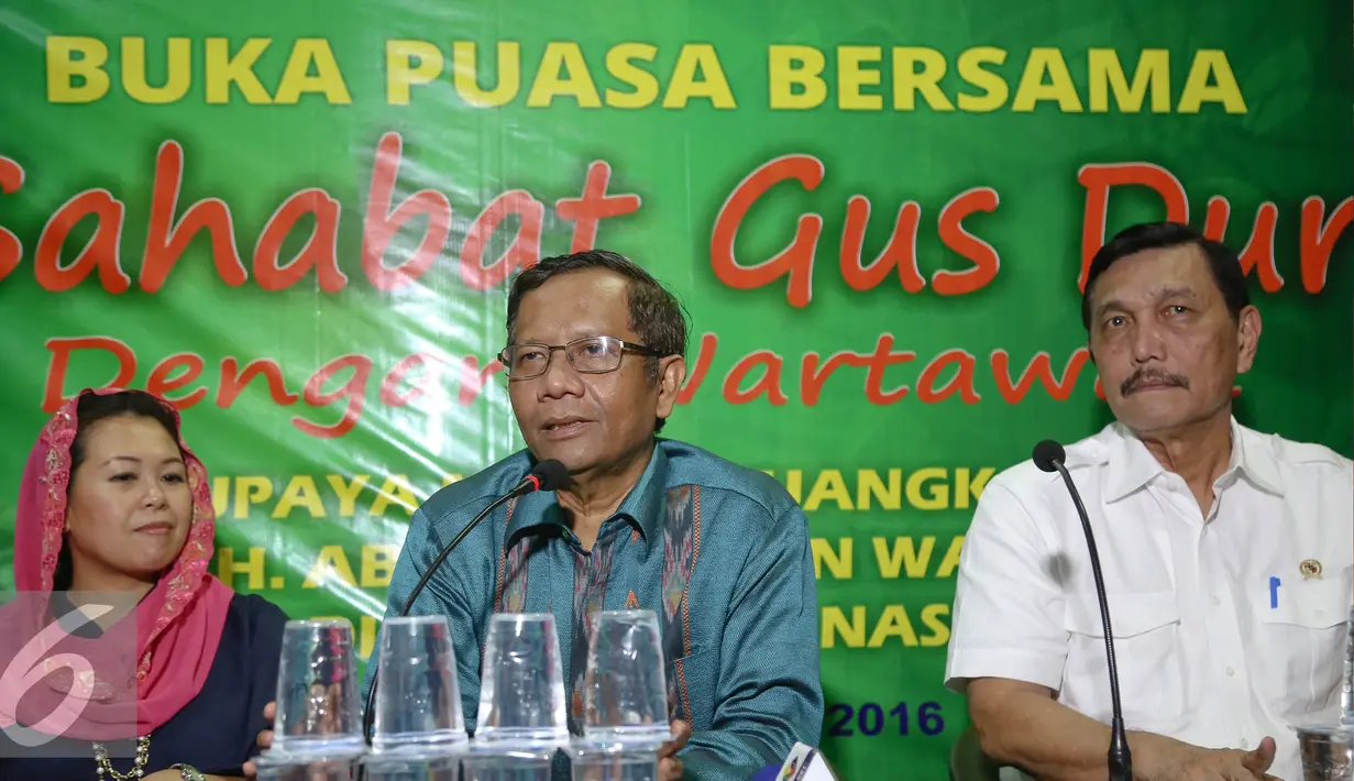 Mahfud MD (tengah) memberikan kepada wartawan saat Buka Puasa Sahabat Gus Dur, Jakarta, Rabu (22/6). Mahfud menjelaskan bahwa Gus Dur merupakan sosok yang tepat untuk memiliki gelar Pahlawan Nasional.(Liputan6.com/Faizal Fanani)