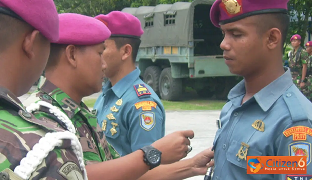 Citizen6, Karangpilang: Sekitar 15 personel Prajurit Yonprov-1 Mar diresmikan kenaikan pangkatnya oleh Danyonprov-1 Mar Letkol Marinir Eko wahyudi di lapangan apel Yonprov-1 Mar Train Sutedi Senaputra Karangpilang, Selasa (17/4). (Pengirim: Budi Abdillah)