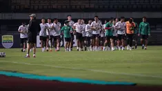 Timnas Indonesia menjalani latihan resmi terakhir menjelang laga pertama uji coba FIFA Matchday menghadapi Curacao di Stadion Gelora Bandung Lautan Api, Sabtu, 24 September 2022. Latihan yang digelar pada Jumat (23/9/2022) malam WIB tersebut diikuti oleh seluruh 23 pemain yang dipanggil pelatih Shin Tae-yong. (Bola.com/Bagaskara Lazuardi)