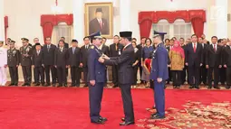 Presiden Joko Widodo menyematkan tanda jabatan sebagai Panglima TNI kepada Marsekal Hadi Tjahjanto di Istana Negara, Jakarta, Jumat (8/12). Hadi Tjahjanto mengantikan Gatot Nurmantyo. (Liputan6.com/Angga Yuniar)