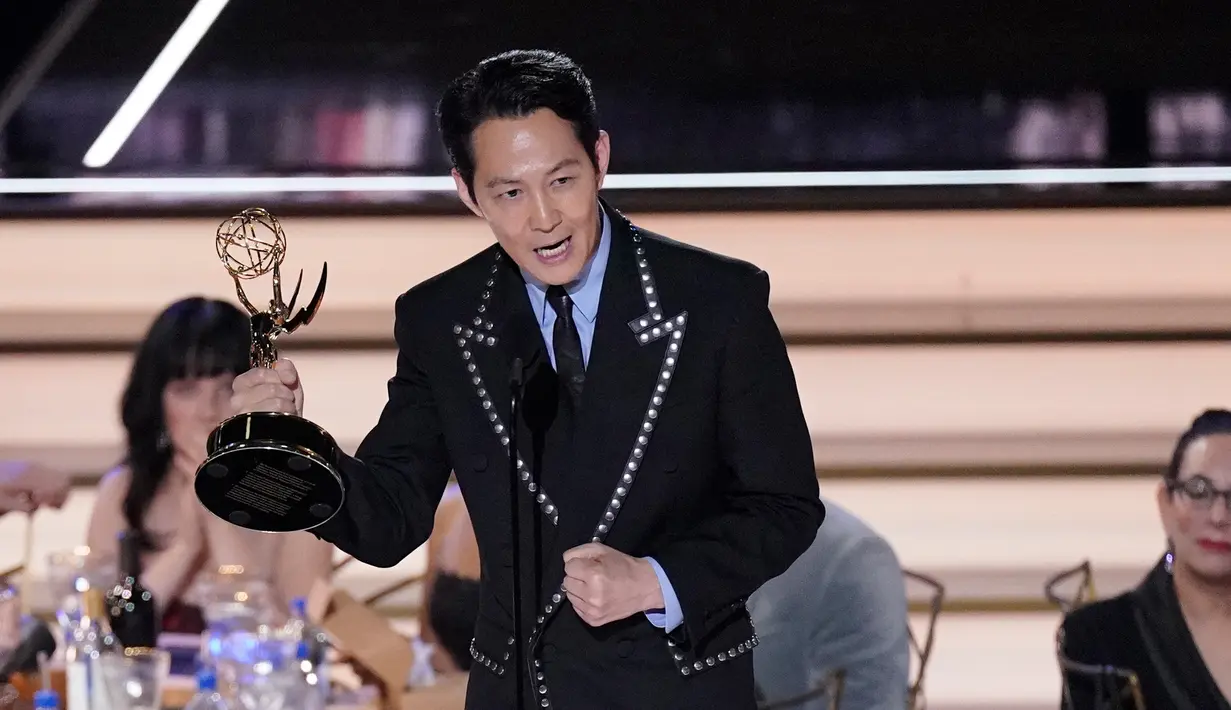 Lee Jung-jae menerima penghargaan untuk kategori aktor utama terbaik dalam serial drama 'Squid Game' di Emmy Awards 2022 di Microsoft Theater, Los Angeles, Amerika Serikat, 12 September 2022. Lee Jung-jae menjadi pemenang setelah menyingkirkan nomine lainnya, yakni Jason Bateman (Ozark), Brian Cox (Succession), Bob Odenkirk (Better Call Saul), Adam Scott (Severance) dan Jeremy Strong (Succession). (AP Photo/Mark Terrill)