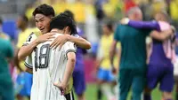 Penyerang Jepang, Ayase Ueda, menunjukkan raut kecewa seusai timnya kalah 1-2 dari Brasil pada laga babak 32 besar Piala Dunia 2026 di Houston Stadium, Texas, 29 Juni 2026. Hasil tersebut mengakhiri langkah Samurai Biru di turnamen. (RONALDO SCHEMIDT / AFP)