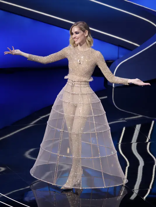 2 dari 4 look-nya bergaya naked dress. Seperti jumpsuit berbahan jersey dengan warna kulit yang disulam dengan topaz diamante dan dipadukan dengan rok bahan tulle yang memainkan efek transparansi. 
[dior]
