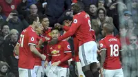 Para pemain Manchester United merayakan gol  Jesse Lingard saat melawan Chelsea pada lanjutan Premier League di Old Trafford stadium, Manchester, (25/2/2018). Manchester United menang 2-1. (AP/Rui Vieira)