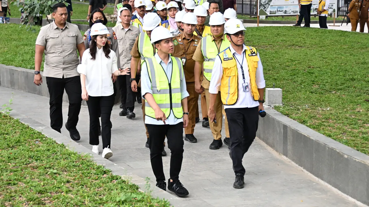 Wakil Presiden (Wapres) RI Gibran Rakabuming Raka meninjau proyek pembangunan infrastruktur, yakni revitalisasi Stadion Teladan, di Medan, Sumatera Utara pada Senin (23/12/2024).