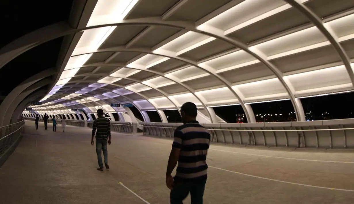 Jembatan penyeberangan menuju Stadion Nasional Singapura khusus dibangun jelang SEA Games 2015. (Bola.com/Arief Bagus)