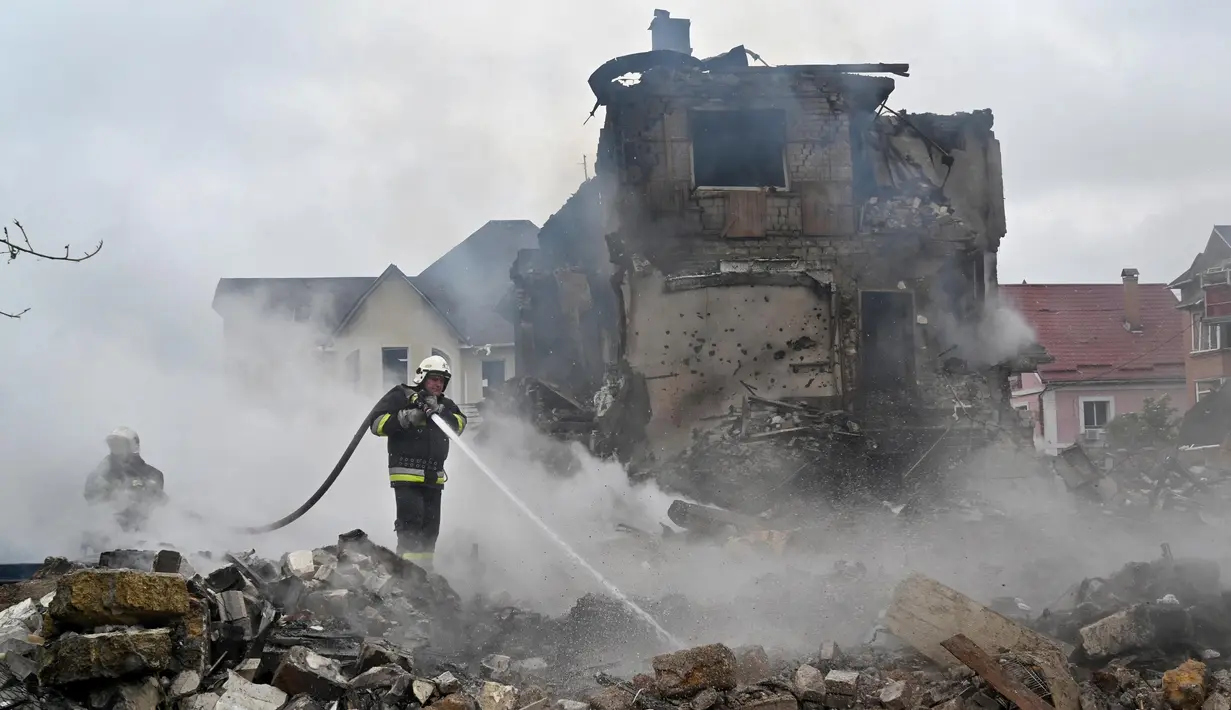 Petugas pemadam kebakaran memadamkan api di rumah-rumah pribadi yang rusak setelah serangan Rusia di wilayah Kyiv pada 25 Mei 2025, di tengah invasi Rusia di Ukraina. (Sergei SUPINSKY/AFP)