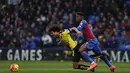 Striker Crystal Palace, Wilfried Zaha, berebut bola dengan bek Watford, Nathan Ake, pada laga Liga Inggris di Stadion Selhurst Park, Inggris, Sabtu (13/2/2016). Crystal Palace takluk 1-2 dari Watford. (AFP/Ian Kington)