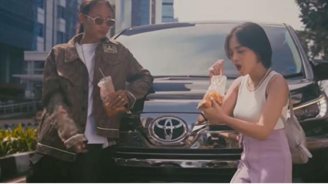 Gaya Ikon Citayam Fashion Week Jeje dan Bonge Saat Jadi Model Klip Keljo