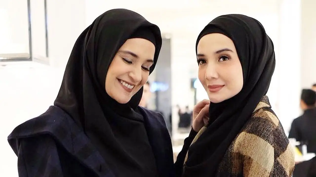 7 Gaya Zaskia dan Shireen Sungkar Pakai Baju Kembar, Kompak Banget