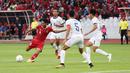<p>Pemain Timnas Indonesia, Marselino Ferdinan (kiri) berusaha mencetak gol ke gawang Kamboja dalam laga Grup A Piala AFF 2022 di Stadion Utama Gelora Bung Karno, (SUGBK), Jumat (23/12/2022). (Bola.com/M Iqbal Ichsan)</p>