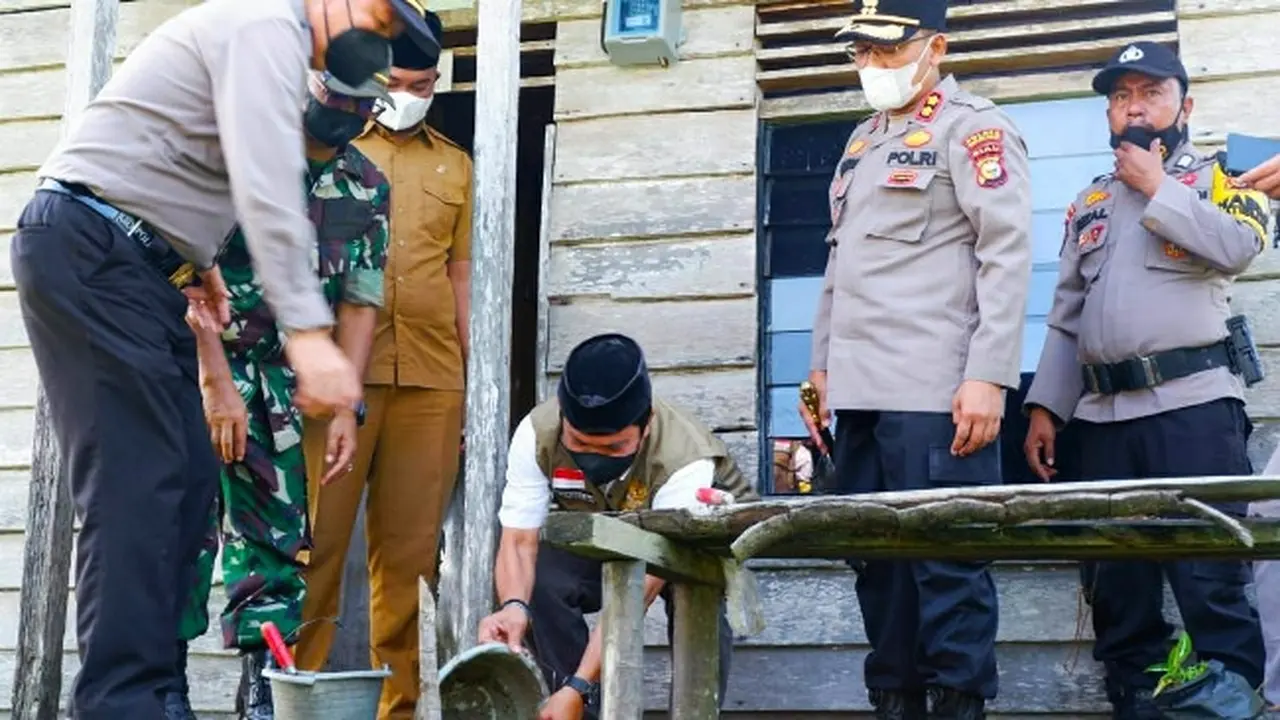 Proses bedah rumah fakir miskin di Kabupaten Rokan Hilir.
