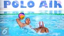 Pemain Jawa Barat, Dzaky Sholikhul Rokhman (kiri) mengoper bola saat laga final Polo Air PON XIX Jabar melawan DKI Jakarta di Stadion Renang Si Jalak Harupat, Kab Bandung, Selasa (20/9). DKI Jakarta unggul 14-9. (Liputan6.com/Helmi Fithriansyah)