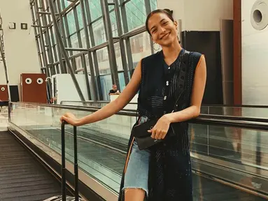 Gaya OOTD Putri Marino saat di bandara ini pun terlihat begitu sederhana. Ia pun memadukan baju berwarna navy tanpa lengan dengan sebuah celana jeans pendek serta sling bag hitam. (Liputan6.com/IG/@putrimarino)