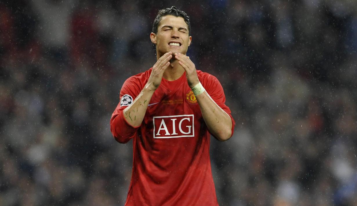 1. Masih berseragam Manchester United, Cristiano Ronaldo tanpa kecewa setelah gagal membobol gawang Chelsea lewat penalti saat final Liga Champions tahun 2008. (AFP/Franck Fife)