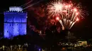 Kembang api meledak di atas Teluk Thermaikos di dekat Menara Putih, Thessaloniki, Yunani selama perayaan Tahun Baru pada 1 Januari 2026. (Sakis Mitrolidis/AFP)