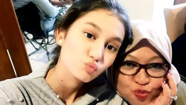 Jarang Terekspos, Ini 6 Potret Kebersamaan Zoe Jackson dan Ibunda