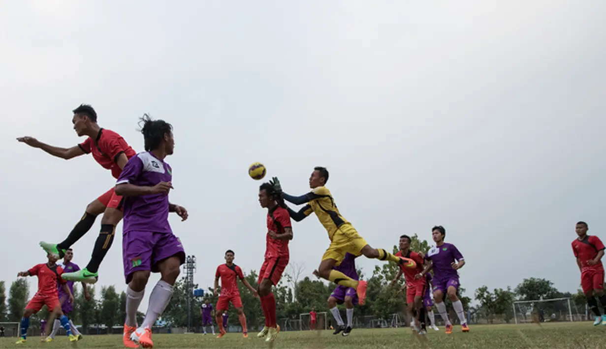 Sejumlah pemain Persita Tangerang melakukan duel udara dengan pemain PSAU di Lapangan Sutasoma, Jakarta, Jumat (21/8/2015). Ujicoba itu dilakukan Persita jelang Piala Presiden 2015. (Bola.com/Vitalis Yogi Trisna)