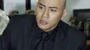 "Saya ditelpon Kiswinar, dia bilang 'Om, saya disomasi ayah kandung saya sendiri, saya nggak punya apa-apa om'," kata Deddy Corbuzier menceritakan telpon dari Kiswinar. (Galih W. Satria/Bintang.com)