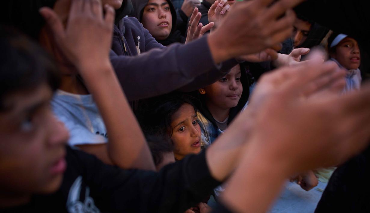 Sementara, Juru bicara UNHCR Babar Baloch kepada Anadolu menyatakan bahwa situasi kemanusiaan di Lebanon semakin memburuk dari hari ke hari. Satu dari lima orang di Lebanon saat ini berstatus pengungsi, dengan lebih dari 130.000 jiwa berlindung di lebih dari 600 pusat penampungan kolektif di seluruh wilayah negeri. Tampak dalam foto, para pengungsi menunggu untuk menerima makanan sumbangan di samping tenda-tenda yang mereka gunakan sebagai tempat berlindung setelah melarikan diri dari serangan udara Israel di Lebanon selatan, Beirut, Lebanon, Senin 6 April 2026. (AP Photo/Emilio Morenatti)