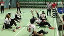 Atlet bola voli duduk putri Asian Para Games Indonesia menahan bola saat latihan di Gelora Bung Karno Arena, Jakarta, Rabu (26/9). Di Asian Para Games 2018, Timnas voli duduk putri Indonesia menargetkan meraih perunggu. (Liputan6.com/Helmi Fithriansyah)