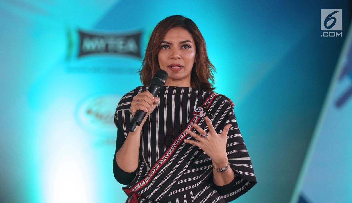 Duta baca Indonesia, Najwa Shihab membagikan pengalaman dengan peserta Emtek Goes To Campus 2017 di Universitas Telkom, Bandung, Rabu (29/11). Najwa juga memberi motivasi bagi peserta EGTC 2017 Bandung. (Liputan6.com/Helmi Fithriansyah)