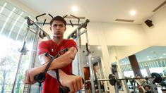 Pemain Indonesia U-20, Hokky Caraka, melakukan latihan di Gym Hotel Sultan, Jakarta, Jumat (24/2/2023). Skuad Garuda Nusantara batal menggelar latihan di Lapangan A Senayan, Jakarta. (Bola.com/M Iqbal Ichsan)