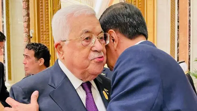 <p>Presiden RI Joko Widodo (Jokowi) memeluk Presiden Palestina Mahmoud Abbas saat menghadiri KTT Luar Biasa OKI di Riyadh, Arab Saudi, Sabtu (11/11/2023). Jokowi menyampaikan keprihatinan atas krisis kemanusiaan di Palestina akibat agresi Israel. (Foto: Biro Pers Sekretariat Presiden)</p>