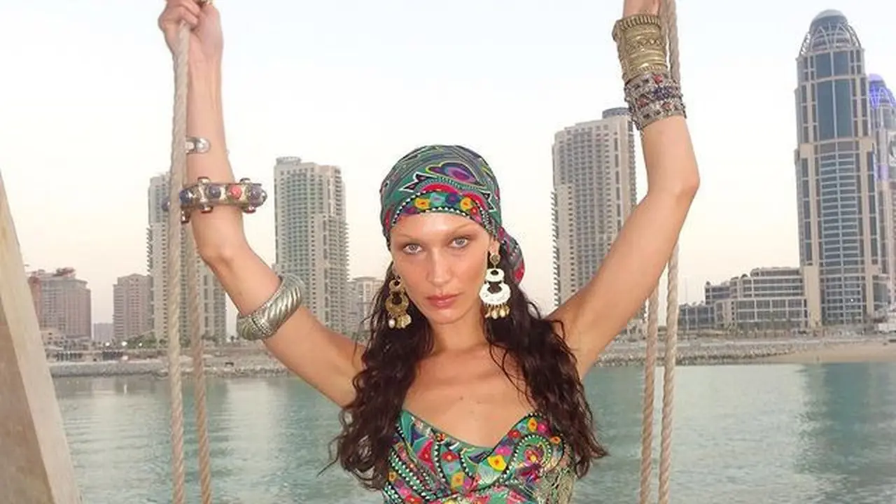 10 Momen Cantik Bergaya Supermodel Bella Hadid dengan Penutup Kepala di Qatar