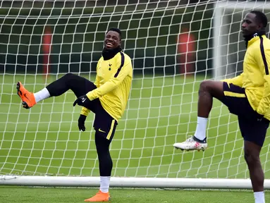 Bek Tottenham Hotspur Ivorian Serge Aurier (kiri) dan gelandang asal Prancis Moussa Sissoko ambil bagian dalam sesi latihan jelang menghadapi Juventus di leg kedua babak 16 besar Liga Champions. (GLYN KIRK/AFP)