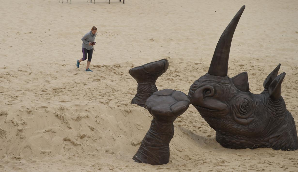  Sandal  Jepit Hingga Kepala Badak Raksasa  Jadi Tontonan 