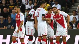 Kevin Volland (kanan) membawa AS Monaco memimpin 1-0 lewat golnya melalui serangan balik cepat yang tak mampu diantisipasi para pemain bertahan PSG. (AFP/Alain Jocard)
