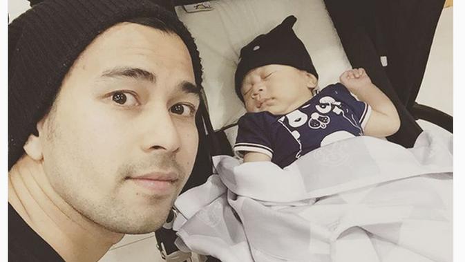 Jaga Anak Sakit Raffi  Ahmad  Tertidur di Sofa  ShowBiz 