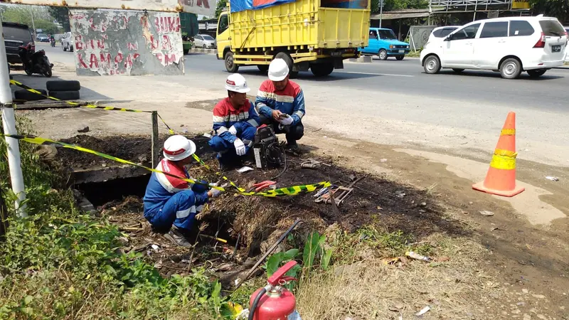 Proses perbaikan pipa PGN Lampung yang terbakar di Jalan Soekarno Hatta, Bandar Lampung, Kamis (15/8/2024).  Foto : (Istimewa).