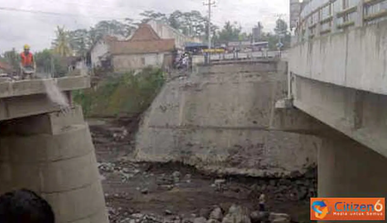 Citizen6, Magelang: Jembatan penghubung Muntilan - Magelang terputus akibat banjir lahar dingin. (Pengirim: Surya)