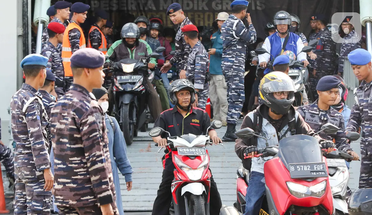 Sejumlah pemudik sepeda motor yang menggunakan KRI Banda Aceh-593 tiba di Dermaga Komando Lintas Laut Militer (Kolinlamil), Tanjung Priok, Jakarta, Senin (15/4/2024).  (Liputan6.com/Herman Zakharia)