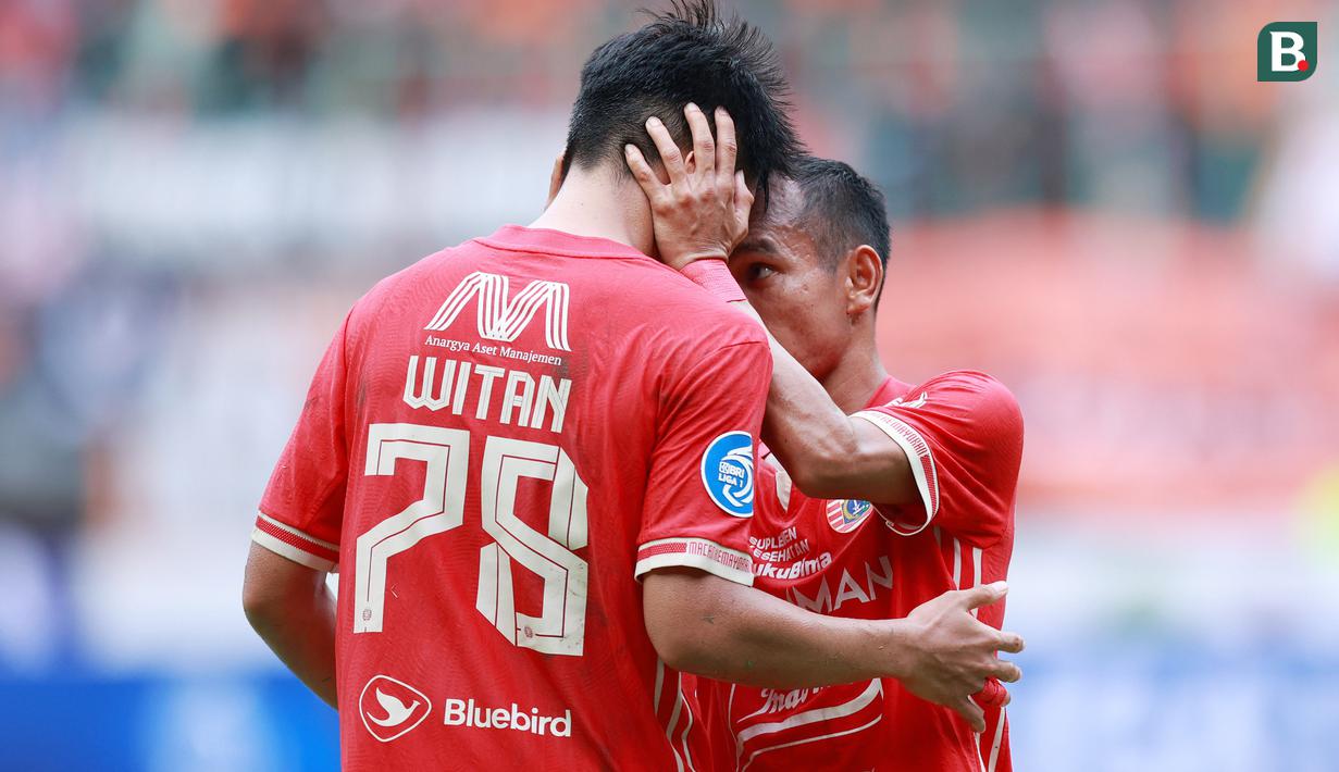 Pemain Persija Jakarta, Riko Simanjuntak berusaha menenangkan Witan Sulaeman saat melawan Arema FC dalam laga pekan ke-23 BRI Liga 1 2022/2023 di Stadion Patriot Candrabhaga, Bekasi, Minggu (12/2/2023) sore WIB. Persija menang dengan skor 2-0. (Bola.com/M Iqbal Ichsan)