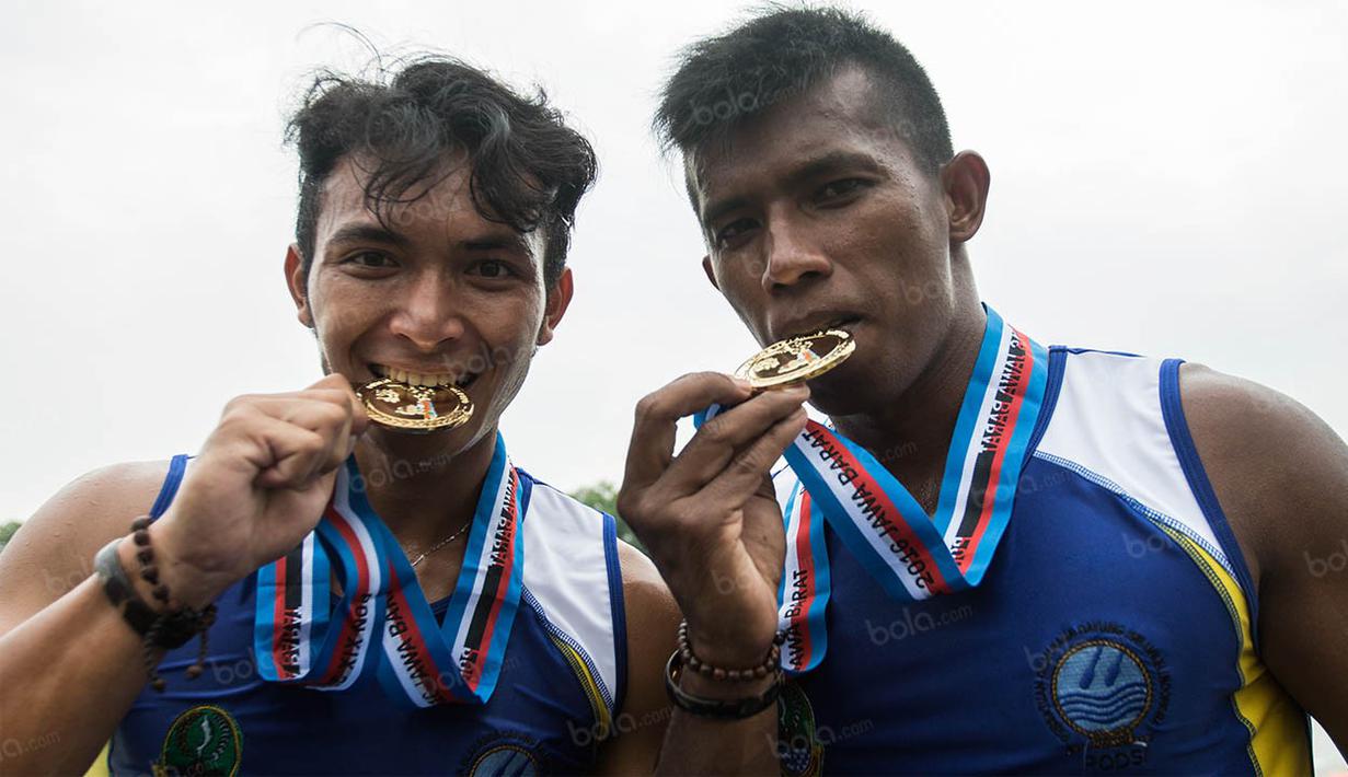 Pasangan pedayung Jawa Barat, Muhamad Yunus dan Syarifudin, berhasil meraih emas pada nomor 1.000 meter kayak putra. Pada Senin kemarin Jabar menambah perolehan tiga emas dari cabang dayung. (Bola.com/Vitalis Yogi Trisna) 
